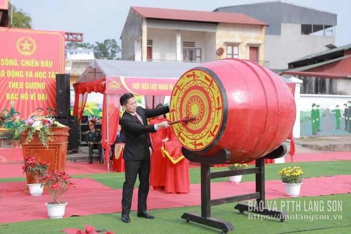 Đồng chí Đinh Hữu Học, Ủy viên Ban Thường vụ Tỉnh ủy, Phó Chủ tịch Thường trực UBND tỉnh đánh trống tại lễ giao quân