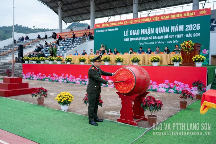 Đồng chí Vũ Thanh Tùng , Ủy viên Ban Thường vụ Tỉnh ủy, Giám đốc Công an tỉnh, Phó Chủ tịch Hội đồng Nghĩa vụ quân sự tỉnh đánh trống mở hội giao quân
