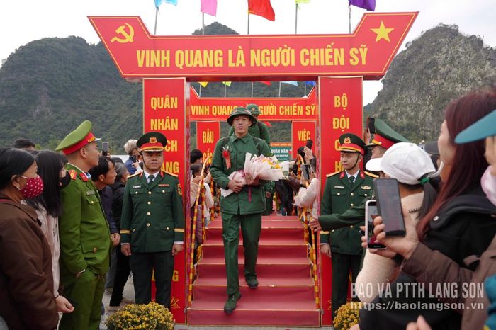 Các tân binh bước qua cầu vinh quang lên đường nhập ngũ