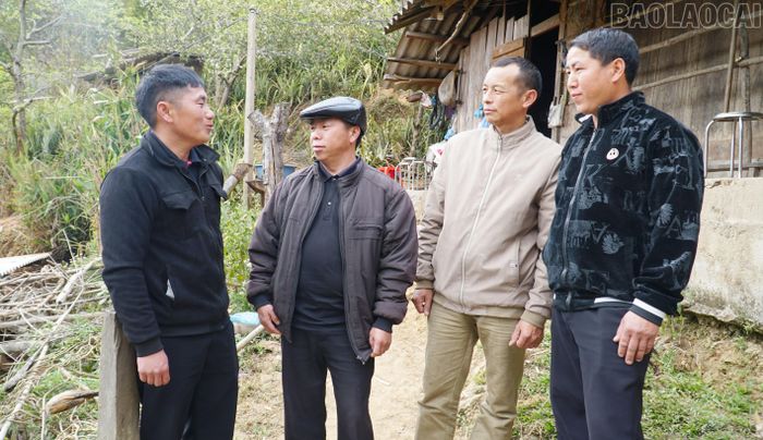  Ông Khang A Chu - Bí thư chi bộ thôn Chế Cu Nha (thứ 2, trái sang) trao đổi với các đảng viên dòng họ Khang. 