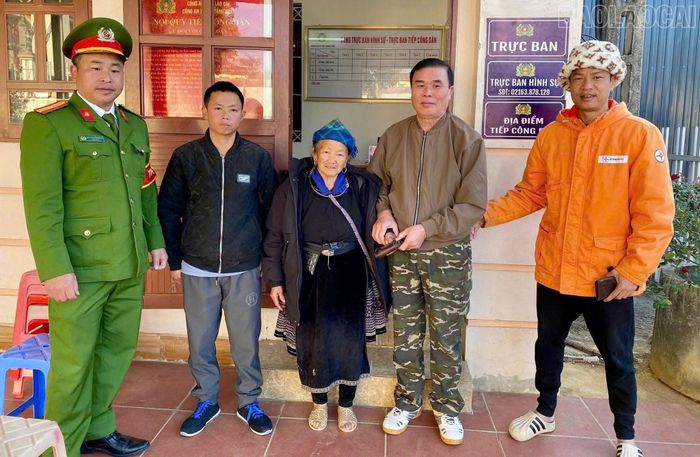  Lan tỏa mô hình “Dòng họ tự quản về an ninh trật tự xã hội”, bà Hảng Thị Mảy, thôn Trống Tông, xã Mù Cang Chải đã tìm và trả lại tài sản cho du khách đánh rơi. 