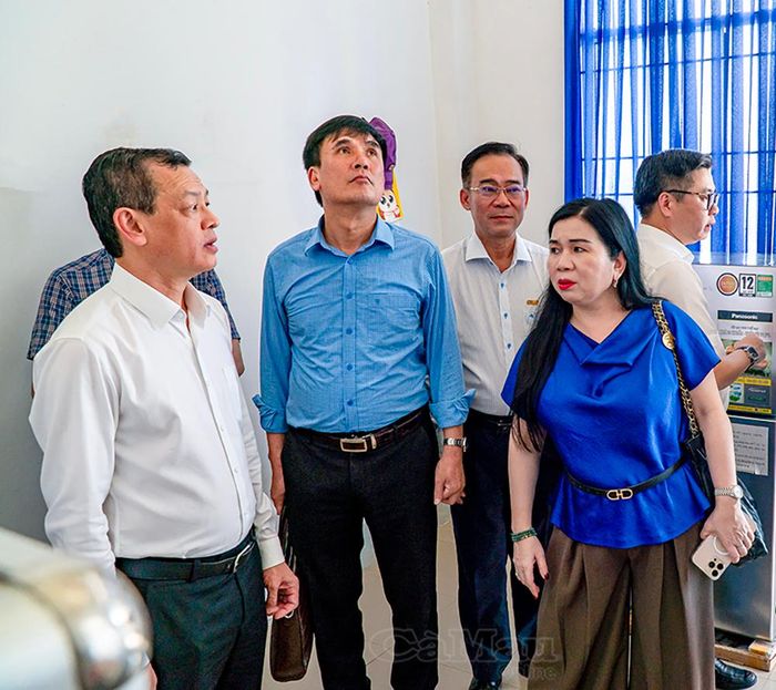 PGS, TS, BSCKII Nguyễn Tri Thức, Thứ trưởng Bộ Y tế (bìa trái), cùng đoàn công tác khảo sát tại Trạm Y tế phường An Xuyên.