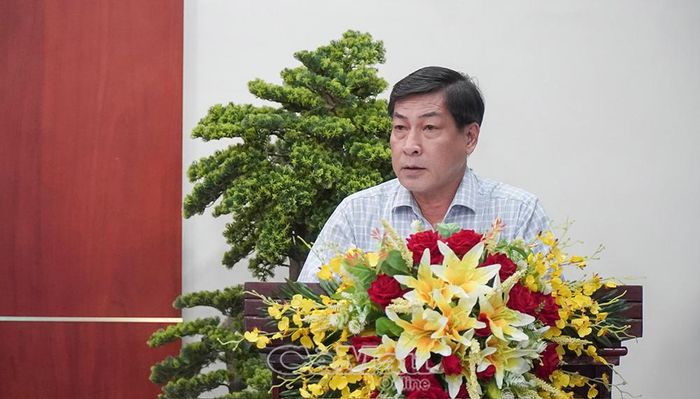 Giám đốc Sở Y tế tỉnh Cà Mau Nguyễn Chí Thanh báo cáo với đoàn công tác những kết quả nổi bật của ngành y tế địa phương trong năm 2025.