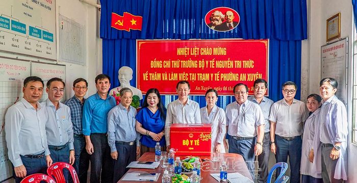 Thứ trưởng Bộ Y tế Nguyễn Tri Thức cùng đoàn công tác gửi tặng phần quà cho Trạm Y tế phường An Xuyên.