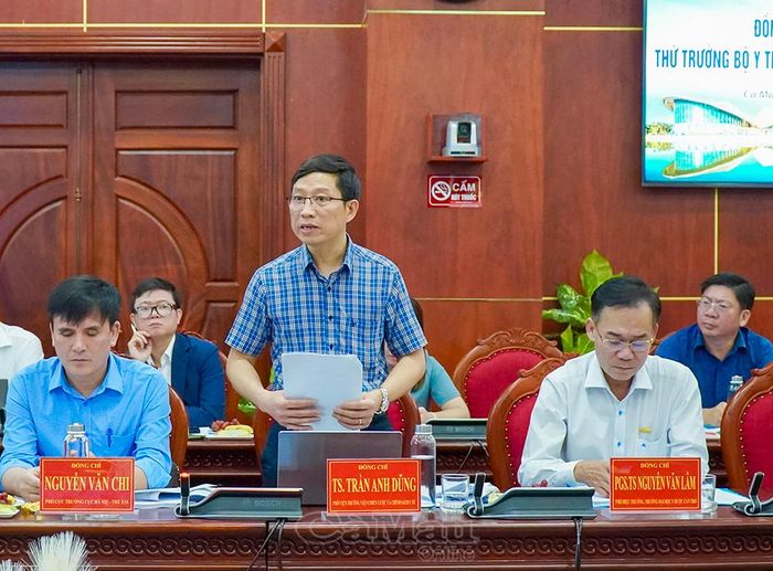 Tiến sĩ Trần Anh Dũng (giữa), Phó Viện trưởng Viện Chiến lược và Chính sách y tế, trao đổi, thảo luận các giải pháp nâng cao chất lượng y tế cơ sở.