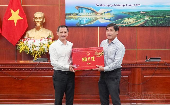 Thứ trưởng Bộ Y tế Nguyễn Tri Thức tặng phần quà đến ngành Y tế tỉnh Cà Mau.