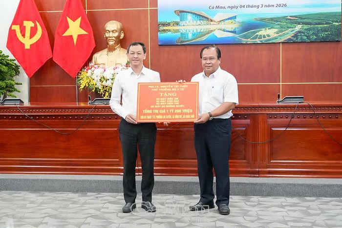  Thứ trưởng Bộ Y tế Nguyễn Tri Thức trao tặng một số thiết bị y tế tổng trị giá 1,2 tỷ đồng cho 3 trạm y tế: phường An Xuyên, xã Vĩnh Mỹ, xã Châu Thới.