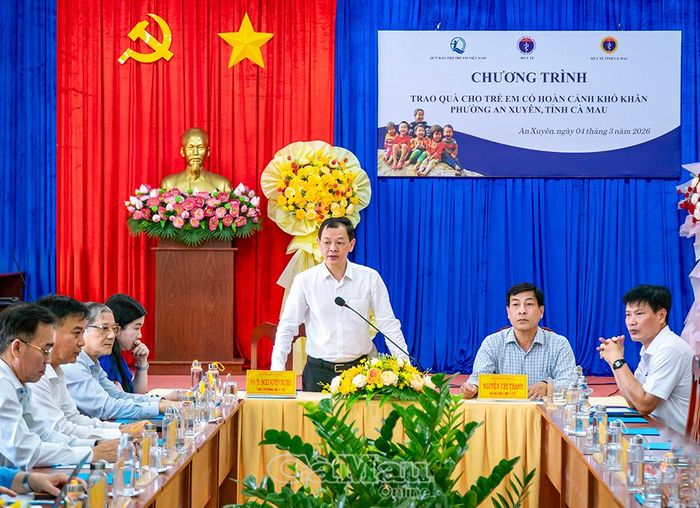 Thứ trưởng Bộ Y tế Nguyễn Tri Thức phát biểu chỉ đạo tại buổi làm việc.