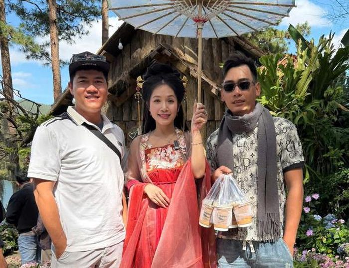 Kim Hương, chủ quán cà phê Happy Hill Đà Lạt, người bắt đầu thu hút sự chú ý sau khi mặc thử trang phục cổ trang vốn được chuẩn bị cho dịch vụ cho thuê chụp ảnh tại vườn hoa.