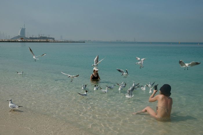 Mọi người thư giãn trên bãi Kite Beach sau một vụ tấn công của Iran, diễn ra sau các cuộc không kích của Mỹ và Israel vào Iran, tại Dubai, hôm 1/3. Ảnh: Reuters.