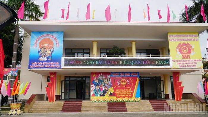  Phường Hòa Khánh trang trí rực rỡ sẵn sàng cho ngày hội lớn. 