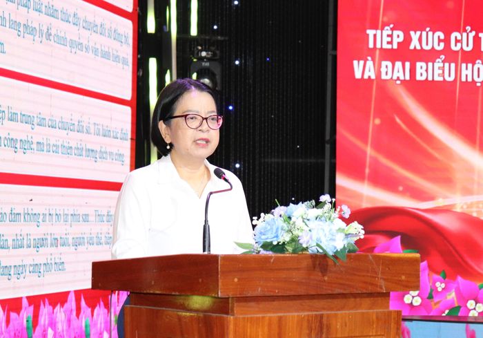  Bà Võ Thị Trung Trinh, Giám đốc Trung tâm Chuyển đổi số TPHCM trao đổi tại buổi tiếp xúc cử tri. Ảnh: THÁI PHƯƠNG 