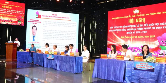  Những người ứng cử ĐBQH và HĐND TPHCM tham gia buổi tiếp xúc cử tri phường Bình Trưng. Ảnh: THÁI PHƯƠNG 