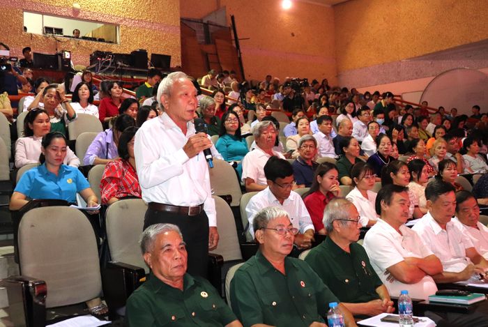  Cử tri nêu ý kiến tại buổi tiếp xúc cử tri, sáng 5-3. Ảnh: THÁI PHƯƠNG 