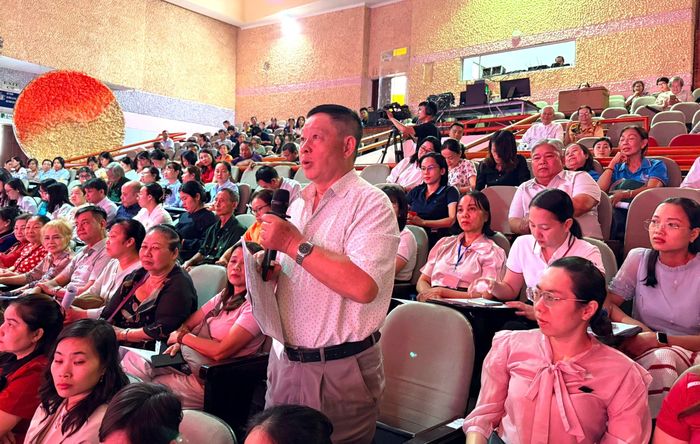  Cử tri nêu ý kiến tại buổi tiếp xúc cử tri, sáng 5-3. Ảnh: THÁI PHƯƠNG 
