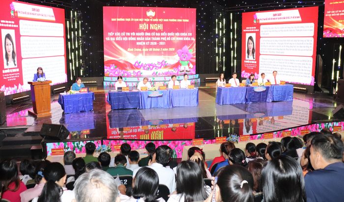  Quang cảnh buổi tiếp xúc cử tri phường Bình Trưng. Ảnh: THÁI PHƯƠNG 