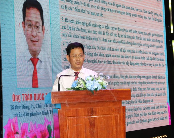  Ông Trần Quốc Trung, Bí thư Đảng ủy phường Bình Trưng nêu chương trình hành động. Ảnh: THÁI PHƯƠNG 