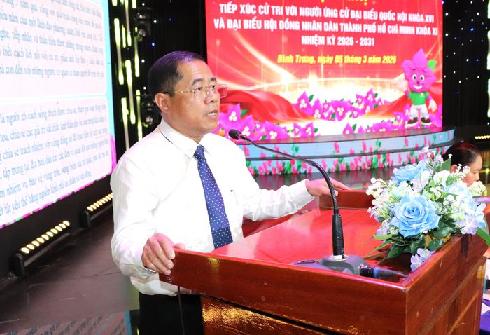  Ông Dương Hồng Nhân, Bí thư Đảng ủy, Chủ tịch HĐTV Tổng Công ty Cấp nước Sài Gòn nêu chương trình hành động trước cử tri. Ảnh: THÁI PHƯƠNG 