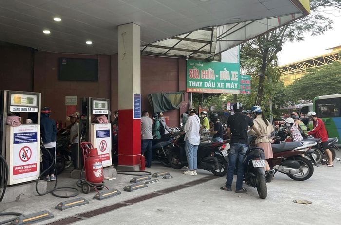 Giá xăng tăng 2.000 đồng/lít, dầu hỏa tăng 7.000 đồng/lít. (Ảnh: VTV)