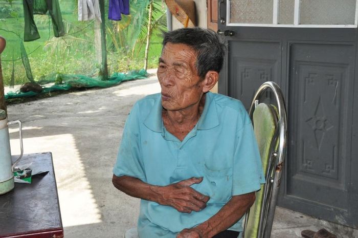 Ông Phạm Nam 89 tuổi, suốt đời gắn bó với nghề gốm, nay sống với ký ức tươi đẹp về một thời cả làng đỏ lửa Ảnh: Trúc Ly