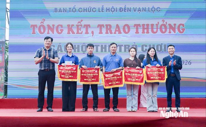 Trao giải Hội trại cho các đội thi. Ảnh: Mai Hoa