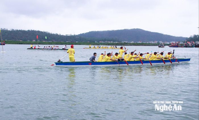 Mỗi đợt đua có 4 đội thuyền. Ảnh: Mai Hoa