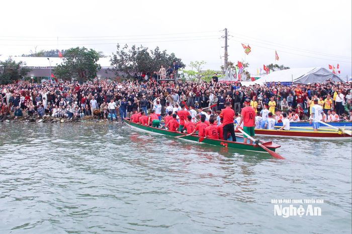 Đông đảo nhân dân và du khách đón chào các đội bơi sau khi hoàn thành đường đua. Ảnh: Mai Hoa