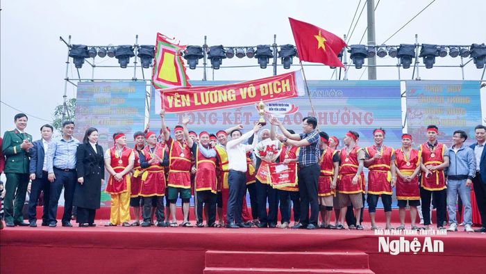 Lãnh đạo phường Cửa Lò trao giải Nhất chèo thuyền cho đội Yên Lương. Ảnh: Mai Hoa