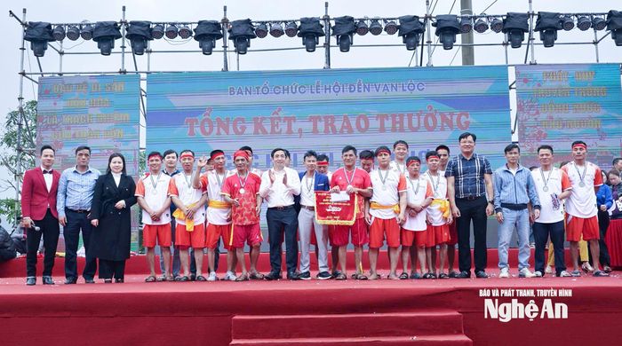 Lãnh đạo phường Cửa Lò trao giải Nhì chèo thuyền cho đội Làng Hiếu. Ảnh: Mai Hoa