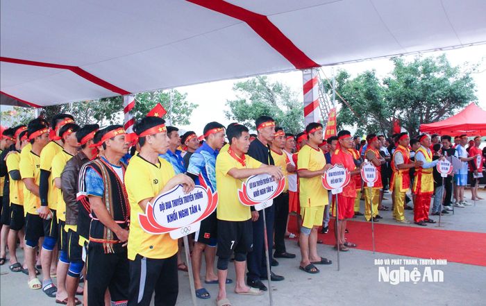 Có 8 đội thuyền tham gia giải đua. Ảnh: Mai Hoa