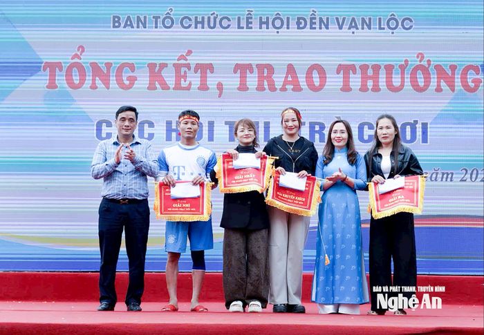 Lãnh đạo phường Cửa Lò trao giải cho các đội đạt giải các trò chơi dân gian. Ảnh: Mai Hoa
