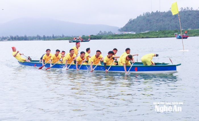 Các vận động viên đua thuyền. Ảnh: Mai Hoa