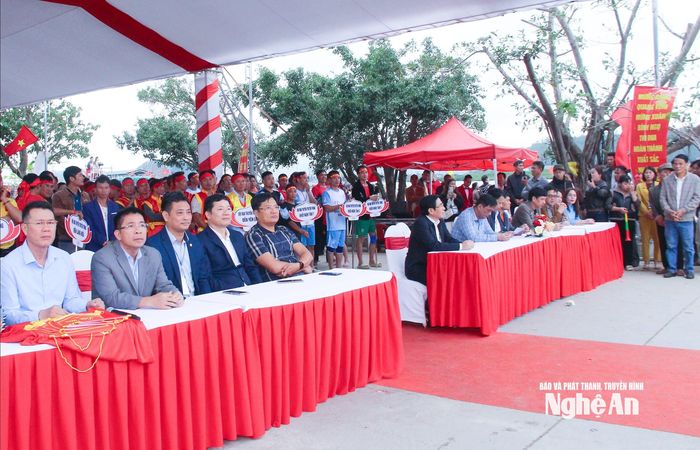 Các đại biểu tham dự lễ khai mạc lễ đua thuyền. Ảnh: Mai Hoa