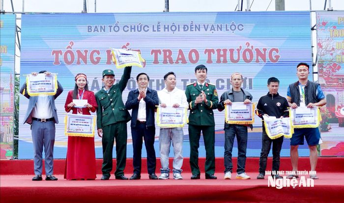 Lãnh đạo phường Cửa Lò trao giải cho các đội thi. Ảnh: Mai Hoa