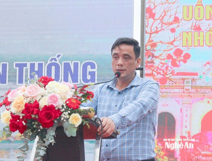 Phó Chủ tịch Ủy ban nhân dân phường Cửa Lò - Phùng Đức Nhân khai mạc lễ đua thuyền truyền thống. Ảnh: Mai Hoa