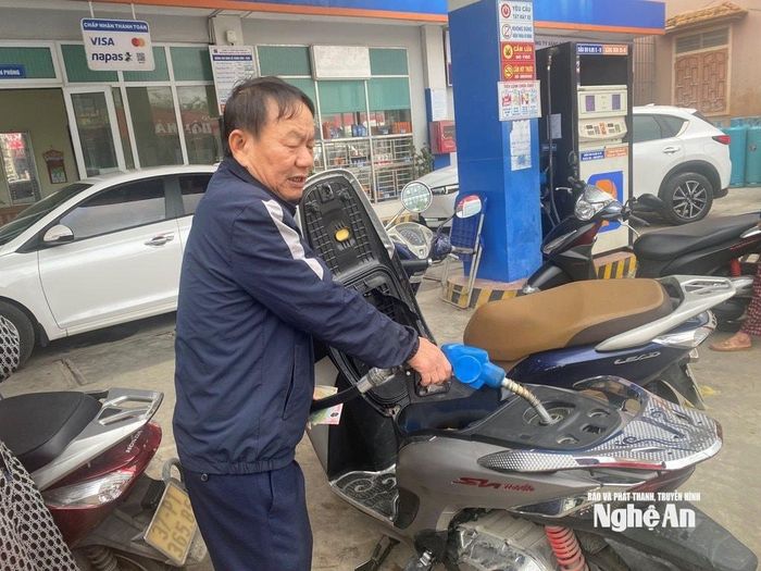 Nhân viên xăng dầu phải làm việc liên tục. Ảnh: Văn Trường