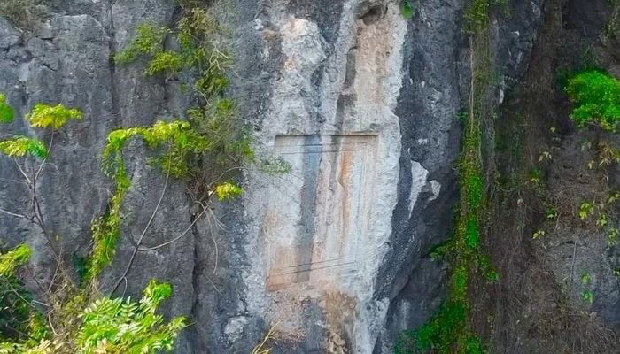 Chữ Thần tạc trên vách núi Thạch Bi ( xã Ba Đình)