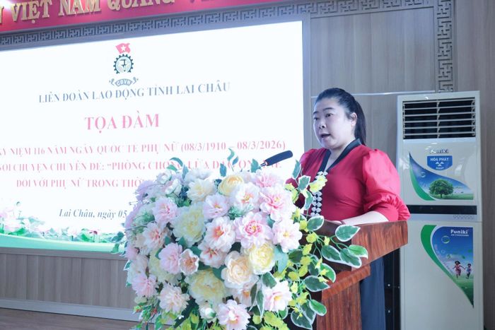 Bà Lò Thị Hằng - Phó Chủ tịch LĐLĐ tỉnh phát biểu chúc mừng chị em nhân dịp Quốc tế phụ nữ 8/3.