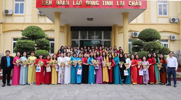 Đại biểu chụp ảnh lưu niệm cùng các nữ đoàn viên tiêu biểu.