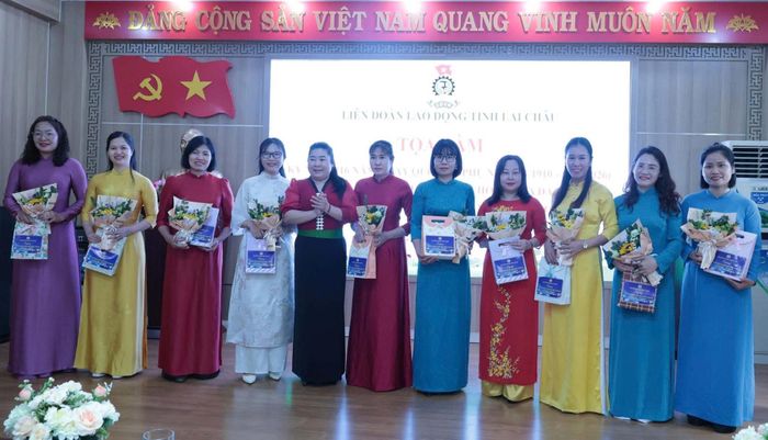 Lãnh đạo LĐLĐ tỉnh tặng quà cho nữ đoàn viên công đoàn tiêu biểu.