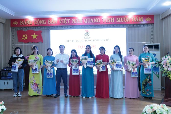 ... tặng quà cho nữ đoàn viên công đoàn tiêu biểu.