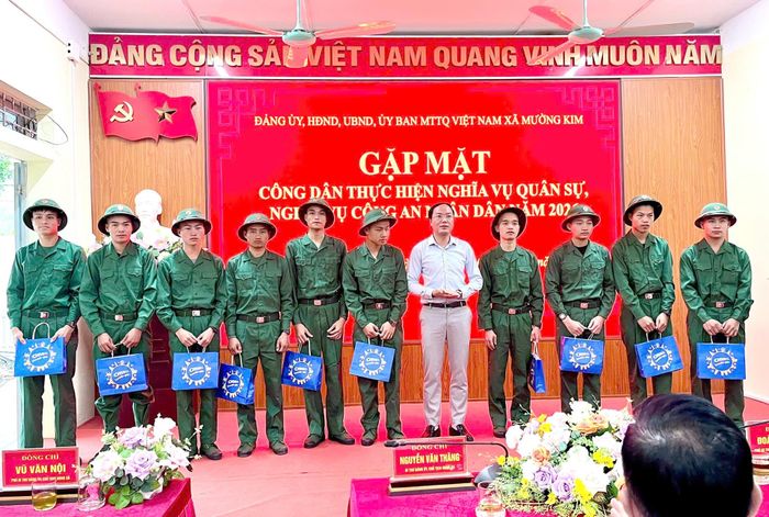 Đồng chí Đoàn Văn Đạt - Phó Bí thư Thường trực Đảng ủy tặng quà cho công dân trước khi lên đường nhập ngũ.