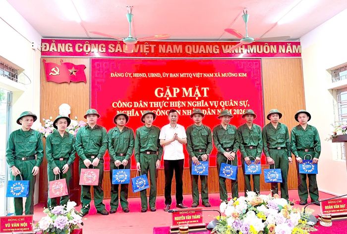 Đồng chí Nguyễn Văn Thăng - Bí thư Đảng ủy, Chủ tịch HĐND xã tặng quà cho công dân trước khi lên đường nhập ngũ.