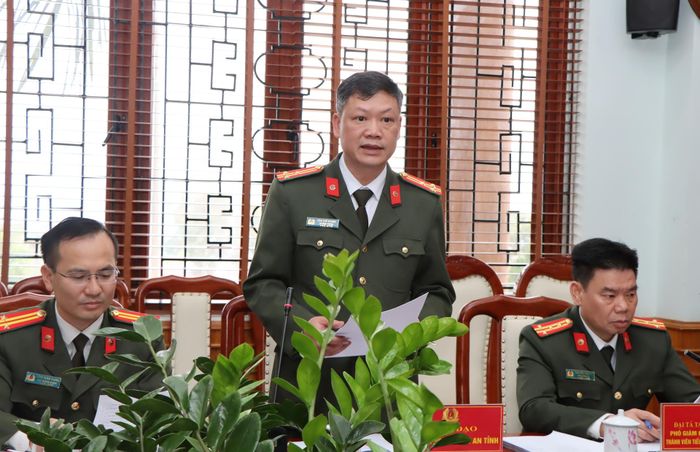 Đại diện Phòng Tham mưu (Công an tỉnh) thông qua báo cáo.
