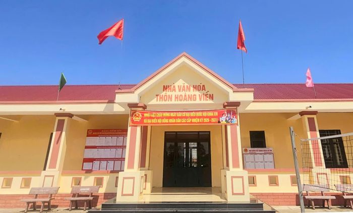Các điểm bỏ phiếu được trang trí trang trọng sẵn sàng cho ngày hội toàn dân - Ảnh: L.C