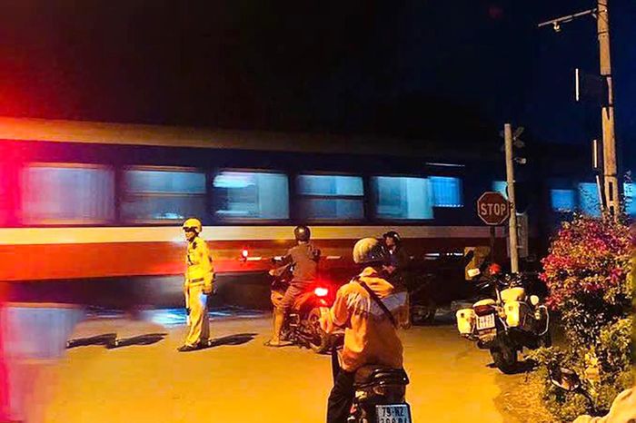 Lực lượng CSGT tăng cường tuần tra, kiểm soát, kiên quyết xử lý các hành vi vi phạm dẫn đến tai nạn giao thông đường sắt. (Ảnh: CAKH).