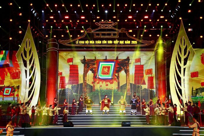 Chương trình được tổ chức công phu, xứng tầm sau khi Côn Sơn - Kiếp Bạc được vinh danh là Di sản văn hóa thế giới. Ảnh: Trần Thanh.