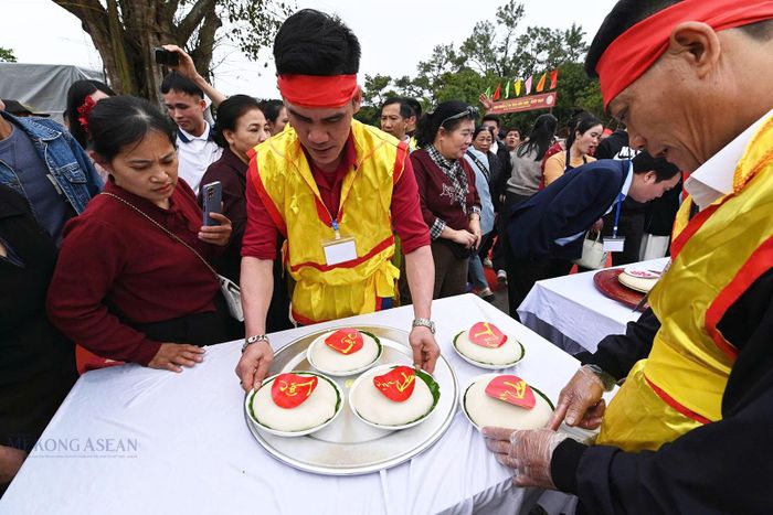 Phần thi bánh giầy. Ảnh: Thiện Tín.