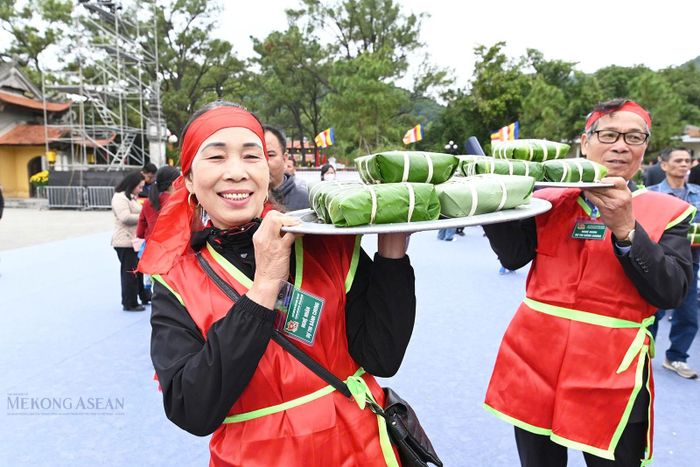 Phần thi gói bánh chưng. Ảnh: Trần Thanh.