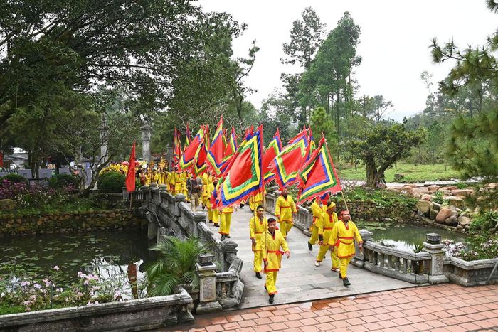 Lễ rước và dâng bánh chưng, bánh giầy diễn ra sáng 5/3 (17 tháng Giêng âm lịch). Ảnh: Thiện Tín.
